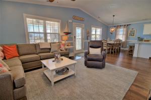 un soggiorno con un divano e un tavolo di Beach Therapy a Surf City Altre 26 foto