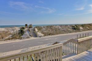 eine Treppe hinunter zum Strand mit dem Meer in der Unterkunft Beachside Bungalow in North Topsail Beach