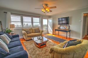 ein Wohnzimmer mit blauen Sofas und einem Fernseher in der Unterkunft Beachside Bungalow in North Topsail Beach