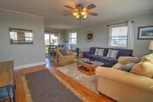 ein Wohnzimmer mit Sofa und Tisch in der Unterkunft Beachside Bungalow in North Topsail Beach