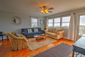 ein Wohnzimmer mit zwei blauen Sofas und einem Tisch in der Unterkunft Beachside Bungalow in North Topsail Beach