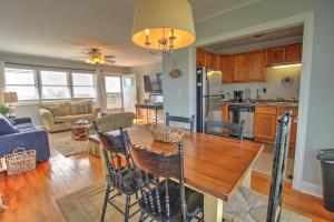 eine Küche und ein Wohnzimmer mit einem Holztisch in der Unterkunft Beachside Bungalow in North Topsail Beach + 21 Fotos