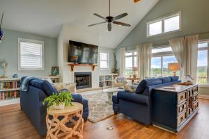 ein Wohnzimmer mit blauen Möbeln und einem Deckenventilator in der Unterkunft Bella Vita in Thomas Landing