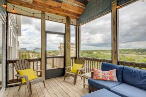 eine Veranda mit einem Sofa und Stühlen auf einem Balkon in der Unterkunft Bella Vita in Thomas Landing