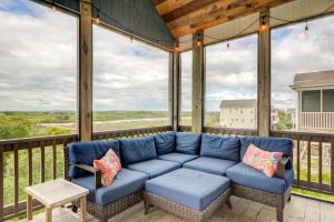 ein blaues Sofa auf einer abgeschirmten Veranda mit Fenstern in der Unterkunft Bella Vita in Thomas Landing + 44 Fotos