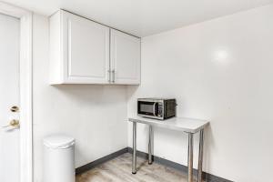 Kuchyň nebo kuchyňský kout v ubytování Convenient Apt 2 Mi to Sprain Ridge Park!