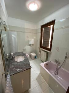 Koupelna v ubytování Casa Rina + 14 fotografií