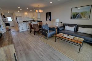 Kuchyň nebo kuchyňský kout v ubytování Queen's Grant A-302