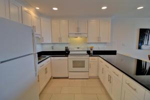 Kuchyň nebo kuchyňský kout v ubytování Queen's Grant A-302