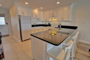 Kuchyň nebo kuchyňský kout v ubytování Queen's Grant A-302 + 23 fotografií