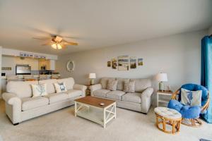 トップセール・ビーチにあるQueen's Grant E-216のソファ2つとテーブルのあるリビングルーム