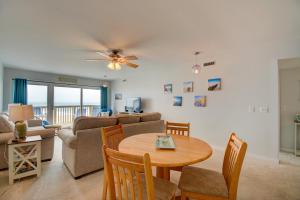 トップセール・ビーチにあるQueen's Grant E-216のテーブルとソファのあるリビングルーム