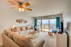 トップセール・ビーチにあるQueen's Grant E-216のソファと天井ファンのあるリビングルーム