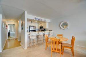 トップセール・ビーチにあるQueen's Grant E-216のテーブルと椅子のあるキッチンとダイニングルーム +20枚の写真