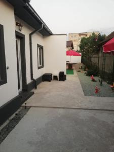 a courtyard of a white house with a patio at Căsuța de vacanță in Năvodari