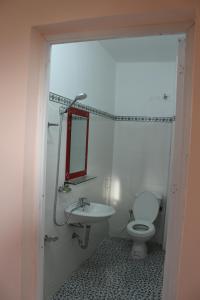 A bathroom at Hotel Kien Nga