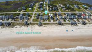 Luftaufnahme des Strandes eines Ferienortes in der Unterkunft Shore Blessed in North Topsail Beach