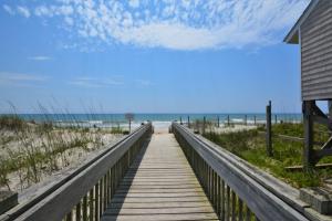 eine Strandpromenade zum Strand von einem Strandhaus in der Unterkunft Shore Blessed in North Topsail Beach