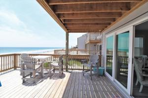 een terras met stoelen en een tafel en het strand bij Turtle Cove 908D in Surf City