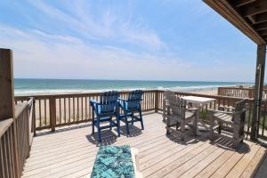 een terras met stoelen en een tafel en het strand bij Turtle Cove 908D in Surf City