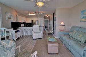een woonkamer met een bank en een tafel bij Turtle Cove 908D in Surf City