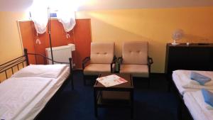 Una cama o camas en una habitación de Hotel CB Royal