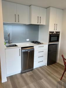 Russell Apartment - Unit 1的厨房或小厨房