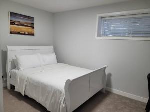 Voodi või voodid majutusasutuse Beautiful Comfy Guest Suite in West EDM toas