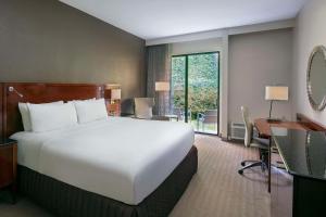 Ένα ή περισσότερα κρεβάτια σε δωμάτιο στο Sonesta Charlotte Lower South End