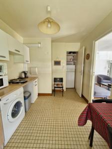 eine Küche mit einer Waschmaschine, einem Waschbecken und einem Tisch in der Unterkunft Vaste studio 10 min ORLY 20 min Paris by RER B in Massy + 10 Fotos