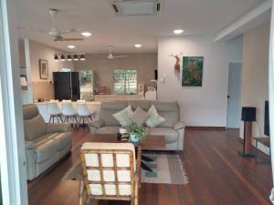 Χώρος καθιστικού στο Eden Villa Bentong W butler