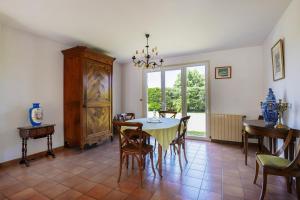 a dining room with a table and chairs at Évasion à proximité de Bordeaux - Piscine Privée in Podensac