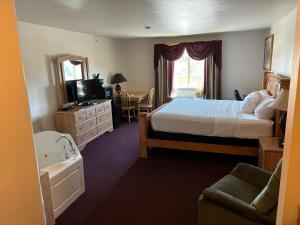 雷克斯堡温德姆雷克斯堡速8酒店 的一间带床的卧室和一间带水槽的浴室 更多36张照片