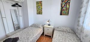 Posteľ alebo postele v izbe v ubytovaní Homes of Spain, Apartamentos Paraíso Vera Playa, Ed Palmerston, Atico A con piscina privada y vistas al mar, 50m de la playa, WIFI