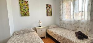Posteľ alebo postele v izbe v ubytovaní Homes of Spain, Apartamentos Paraíso Vera Playa, Ed Palmerston, Atico A con piscina privada y vistas al mar, 50m de la playa, WIFI