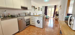 Kuchyň nebo kuchyňský kout v ubytování Homes of Spain, Apartamentos Paraíso Vera Playa, Ed Palmerston, Atico A con piscina privada y vistas al mar, 50m de la playa, WIFI