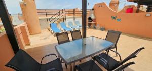 Balkón alebo terasa v ubytovaní Homes of Spain, Apartamentos Paraíso Vera Playa, Ed Palmerston, Atico A con piscina privada y vistas al mar, 50m de la playa, WIFI