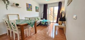 Posezení v ubytování Homes of Spain, Apartamentos Paraíso Vera Playa, Ed Palmerston, Atico A con piscina privada y vistas al mar, 50m de la playa, WIFI