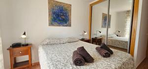 Posteľ alebo postele v izbe v ubytovaní Homes of Spain, Apartamentos Paraíso Vera Playa, Ed Palmerston, Atico A con piscina privada y vistas al mar, 50m de la playa, WIFI