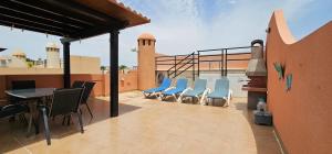 Balkón alebo terasa v ubytovaní Homes of Spain, Apartamentos Paraíso Vera Playa, Ed Palmerston, Atico A con piscina privada y vistas al mar, 50m de la playa, WIFI