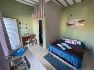a small bedroom with a bed and a sink at ALTO DA COLINA LOCAÇÃO COM KITNETES e INFRA - Próximo do Centro de Penedo in Penedo