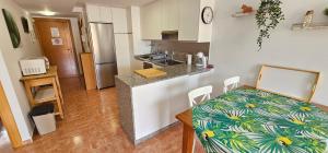 Kuchyňa alebo kuchynka v ubytovaní Homes of Spain, Apartamentos Paraíso Vera Playa, Ed Palmerston, Atico A con piscina privada y vistas al mar, 50m de la playa, WIFI