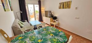 Televízia a/alebo spoločenská miestnosť v ubytovaní Homes of Spain, Apartamentos Paraíso Vera Playa, Ed Palmerston, Atico A con piscina privada y vistas al mar, 50m de la playa, WIFI