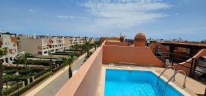 Bazén v ubytovaní Homes of Spain, Apartamentos Paraíso Vera Playa, Ed Palmerston, Atico A con piscina privada y vistas al mar, 50m de la playa, WIFI alebo v jeho blízkosti