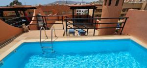 Bazén v ubytování Homes of Spain, Apartamentos Paraíso Vera Playa, Ed Palmerston, Atico A con piscina privada y vistas al mar, 50m de la playa, WIFI nebo v jeho okolí + 37 fotografií