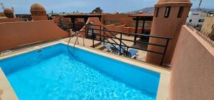 Bazén v ubytování Homes of Spain, Apartamentos Paraíso Vera Playa, Ed Palmerston, Atico A con piscina privada y vistas al mar, 50m de la playa, WIFI nebo v jeho okolí