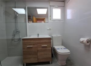 Kúpeľňa v ubytovaní Homes of Spain, Apartamentos Paraíso Vera Playa, Ed Palmerston, Atico A con piscina privada y vistas al mar, 50m de la playa, WIFI