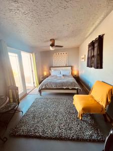 Voodi või voodid majutusasutuse Hilltop Cabin with Starlink and View 10 mins to JT Park toas