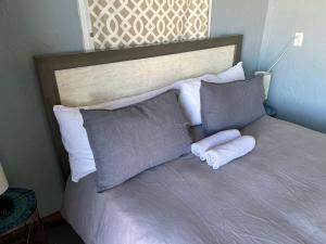 Voodi või voodid majutusasutuse Hilltop Cabin with Starlink and View 10 mins to JT Park toas