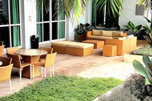 un patio arredato con tavolo e sedie di Bayview Luxury Umarizal a Belém
